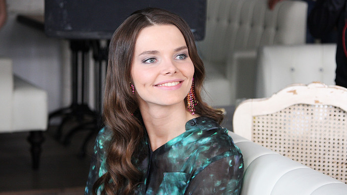 Yubka ostidagi mushukning yaqindan surati Porno fohisha video